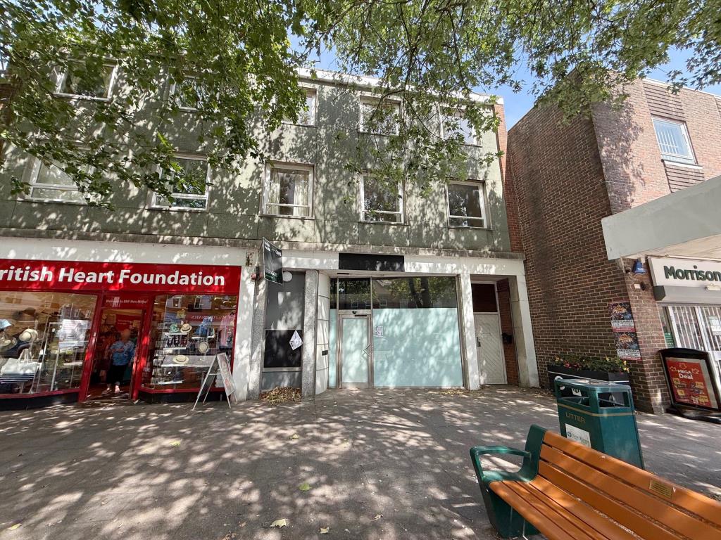 Lot: 109 - FIRST AND SECOND FLOOR THREE-BEDROOM MAISONETTE - Front of building above vacant commercial unit